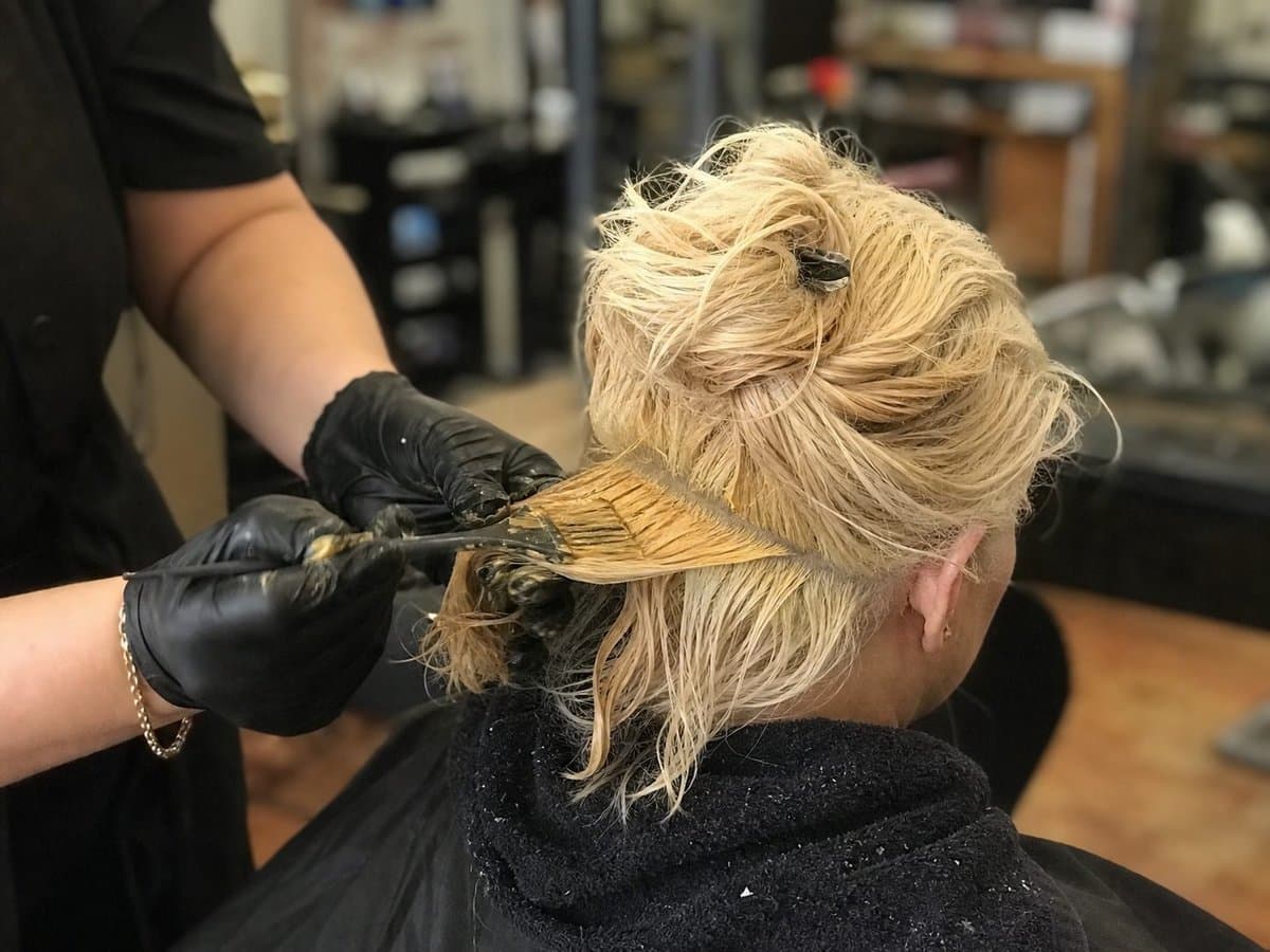 Colorimétrie coiffure : hauteurs de ton, fonds d'éclaircissement et neutralisation des reflets
