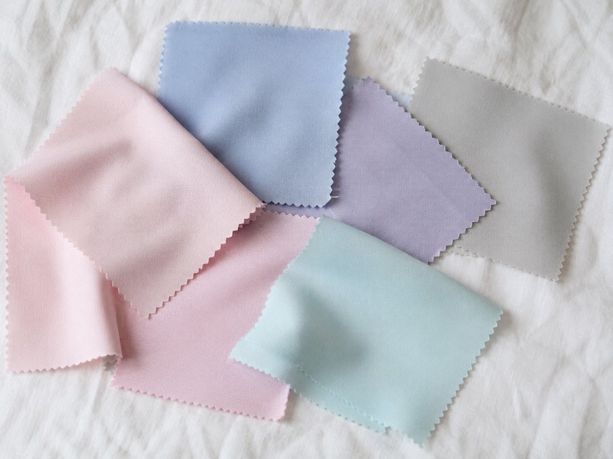 Palette de couleurs pour l'été clair avec roses poudrés, bleus pastel et gris perle