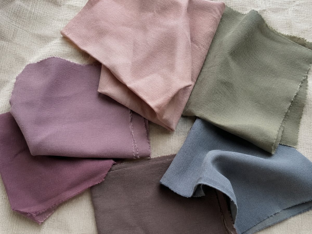 Palette de couleurs pour l'été doux avec roses taupe, verts sauge et bleus grisés