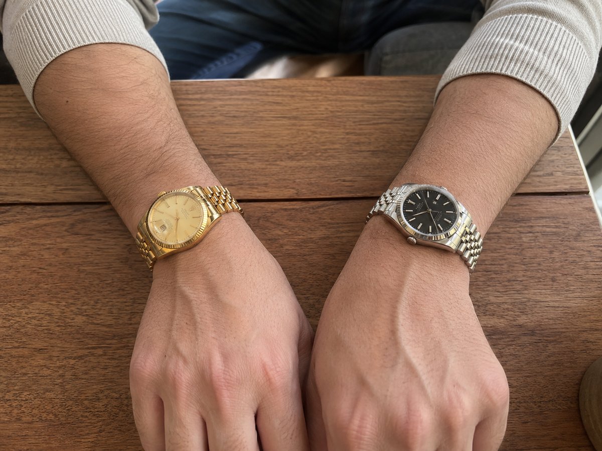 Comparaison montre or versus montre argent sur poignet masculin pour test colorimétrique
