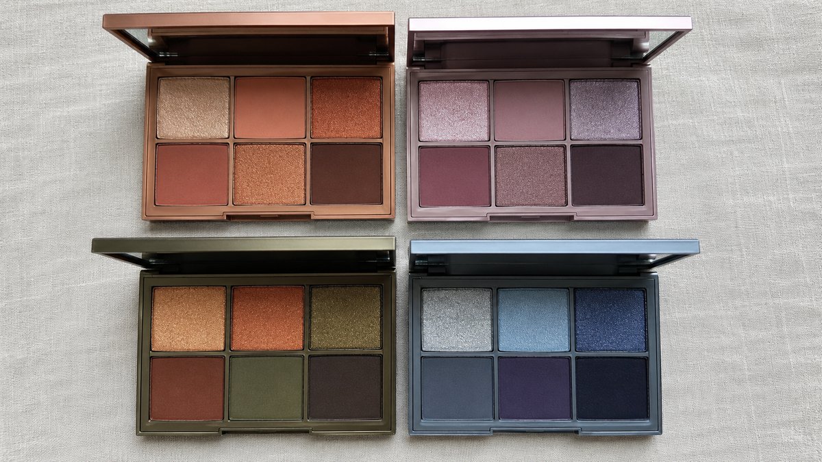 Quatre palettes de fards à paupières ouvertes montrant les teintes chaudes et froides des quatre saisons colorimétriques
